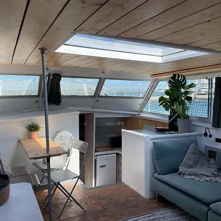 Bunte Hausboot Hotel Fehmarn