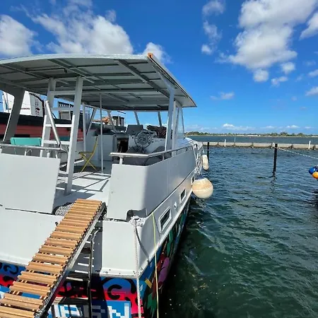 Bunte Hausboot Hotel Fehmarn